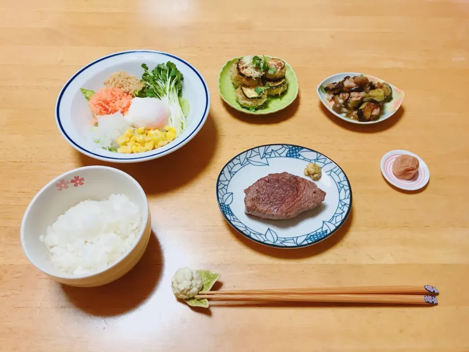 Snapdishの料理写真:夕ごはん
ヒレステーキ
鶏ひき肉とズッキーニの粉チーズ
パン粉焼き
茄子としめじのマリネ|ちゃみこさん