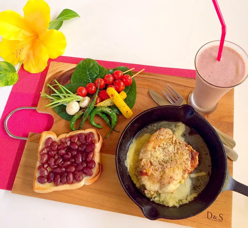 朝ごはんは勝負飯( ◠‿◠ )
金時豆〜〜トースト😋
焼き野菜👍😋
チキンステーキ、チーズOn🍴
ラズベリー入り甘酒スムージー💖✌️|はみちゃんさん