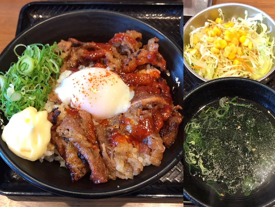 温玉カルビ丼
並マヨ入りサラダセット|るみおんさん