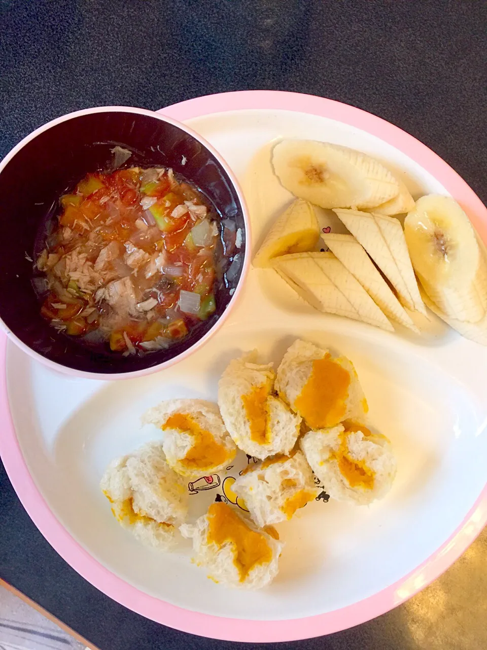 離乳食 昼
・かぼちゃロールサンドイッチ
・ぶりのトマト煮
・バナナ|ぺろたんさん