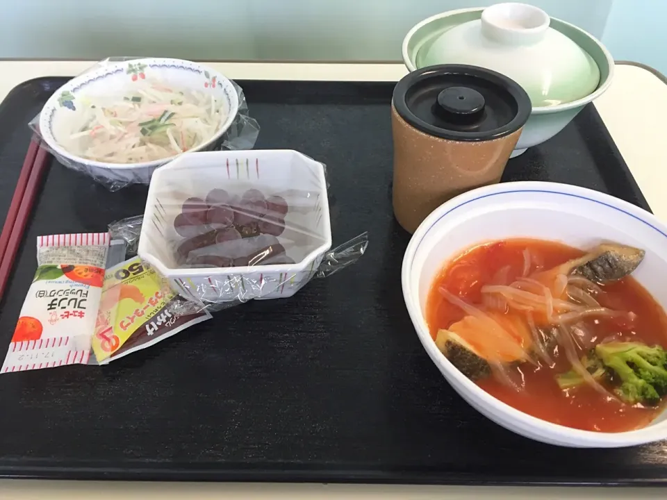 Snapdishの料理写真:#入院飯 
3日目 昼飯
ごはん
魚トマト煮
大根サラダ
フレンテドレッシング
ふりかけ のりたま
フルーツ|kubosovさん