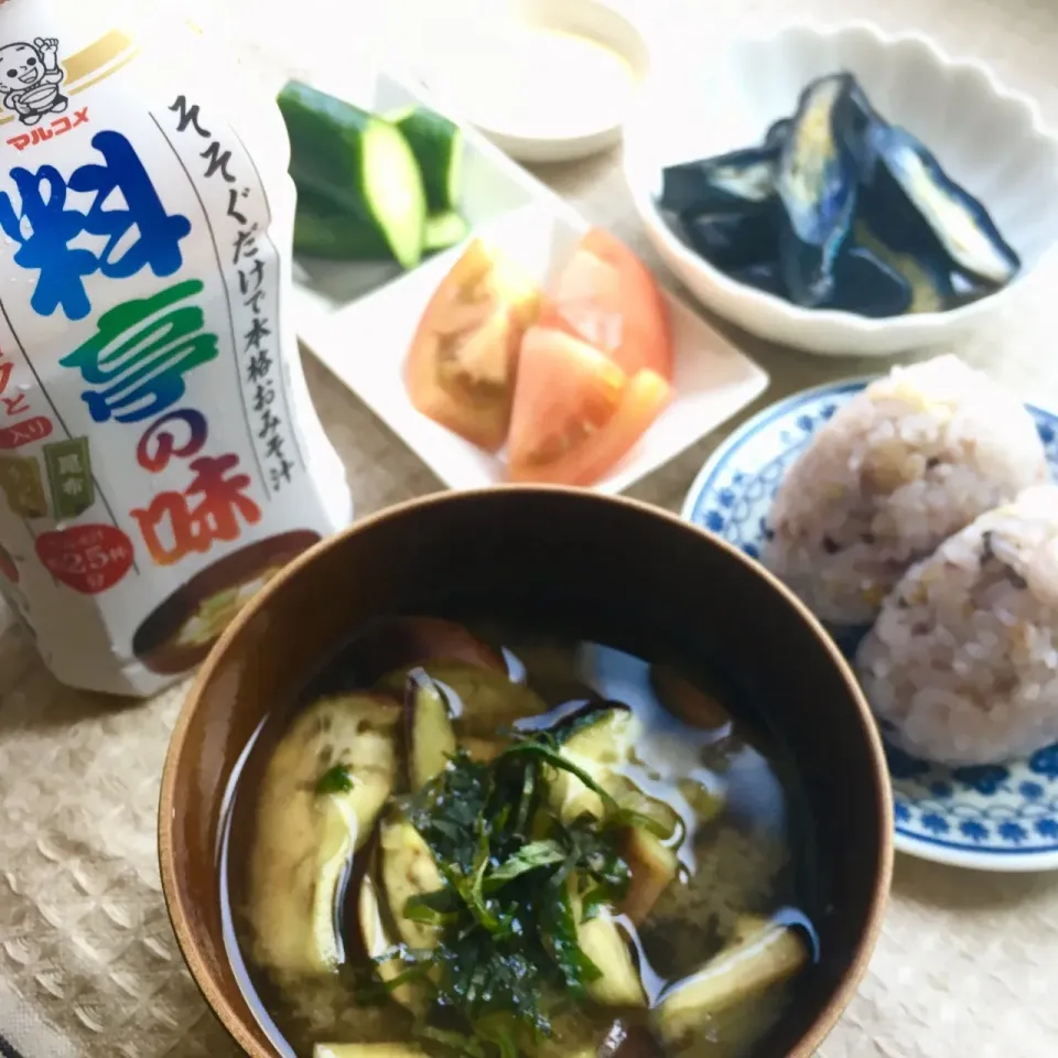 Snapdishの料理写真:＊料亭の味でなすのみそ汁〜ミョウガ・大葉入り〜
＊雑穀ごはん
＊トマトときゅうりのサラダ〜人参マヨドレ添え〜
＊おばあちゃんのナス漬け

#古川家ごはん #古川家 #料理研究一家 #手作り #青森県産 #料亭の味 #夏野菜|料理研究一家「古川家」さん