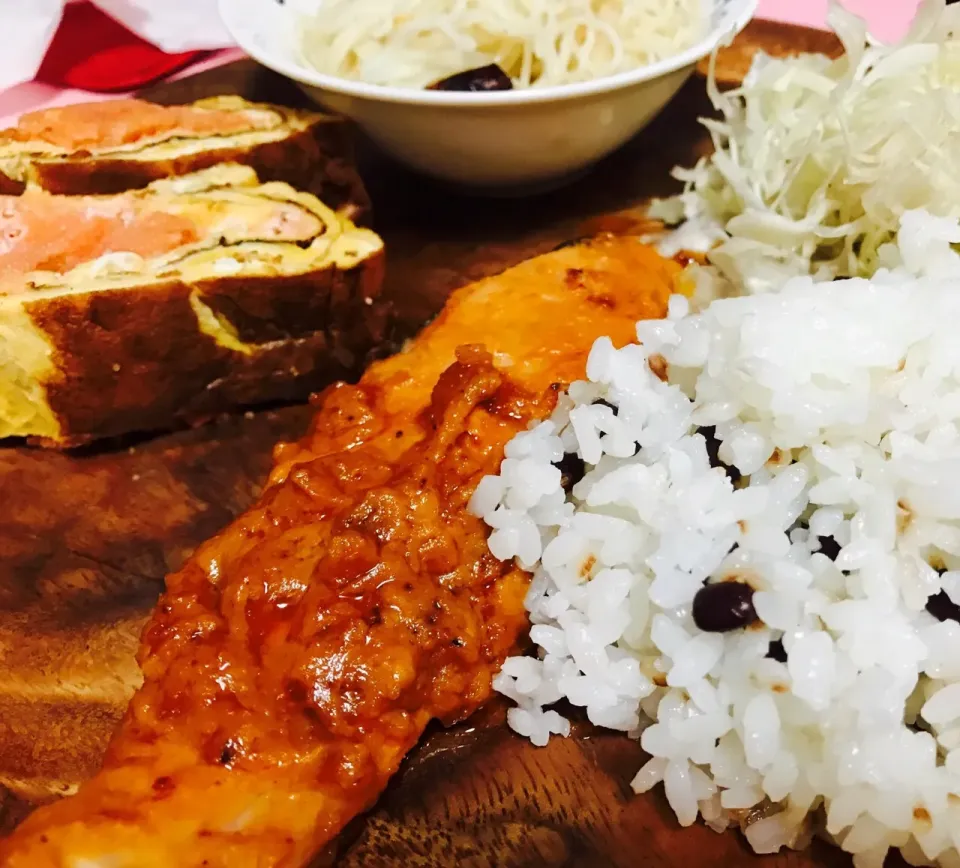 明太卵焼きと鮭の味噌漬け焼きと素麺アレンジと小豆ご飯#素麺ペペロンチーノ|emoちゃんさん