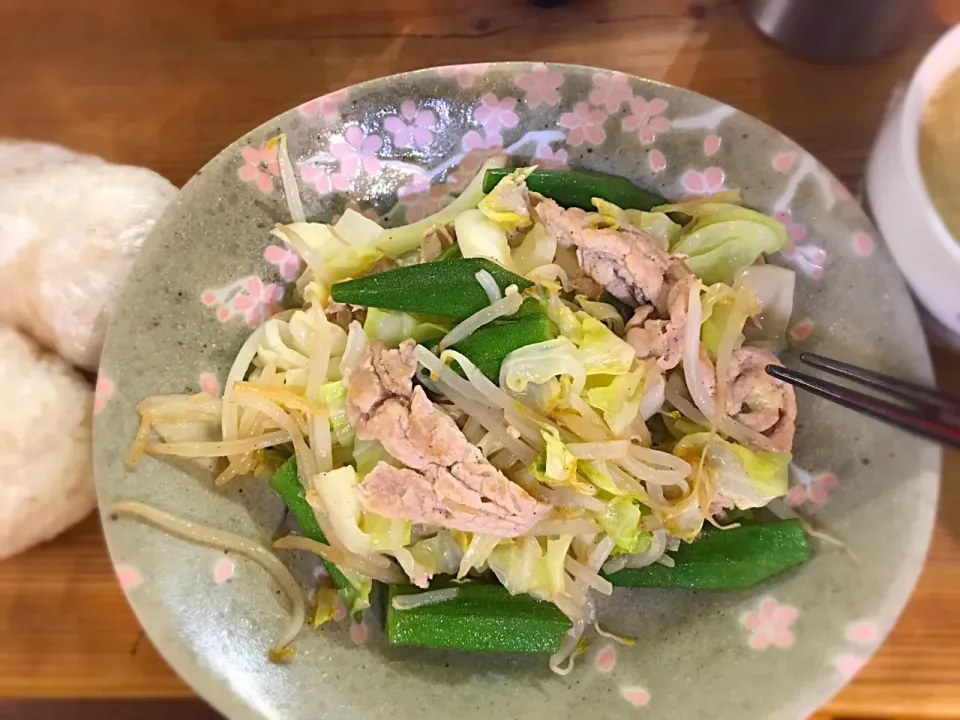 オクラ入り野菜炒め。ハンパご飯はおにぎりにして。|mikaさん