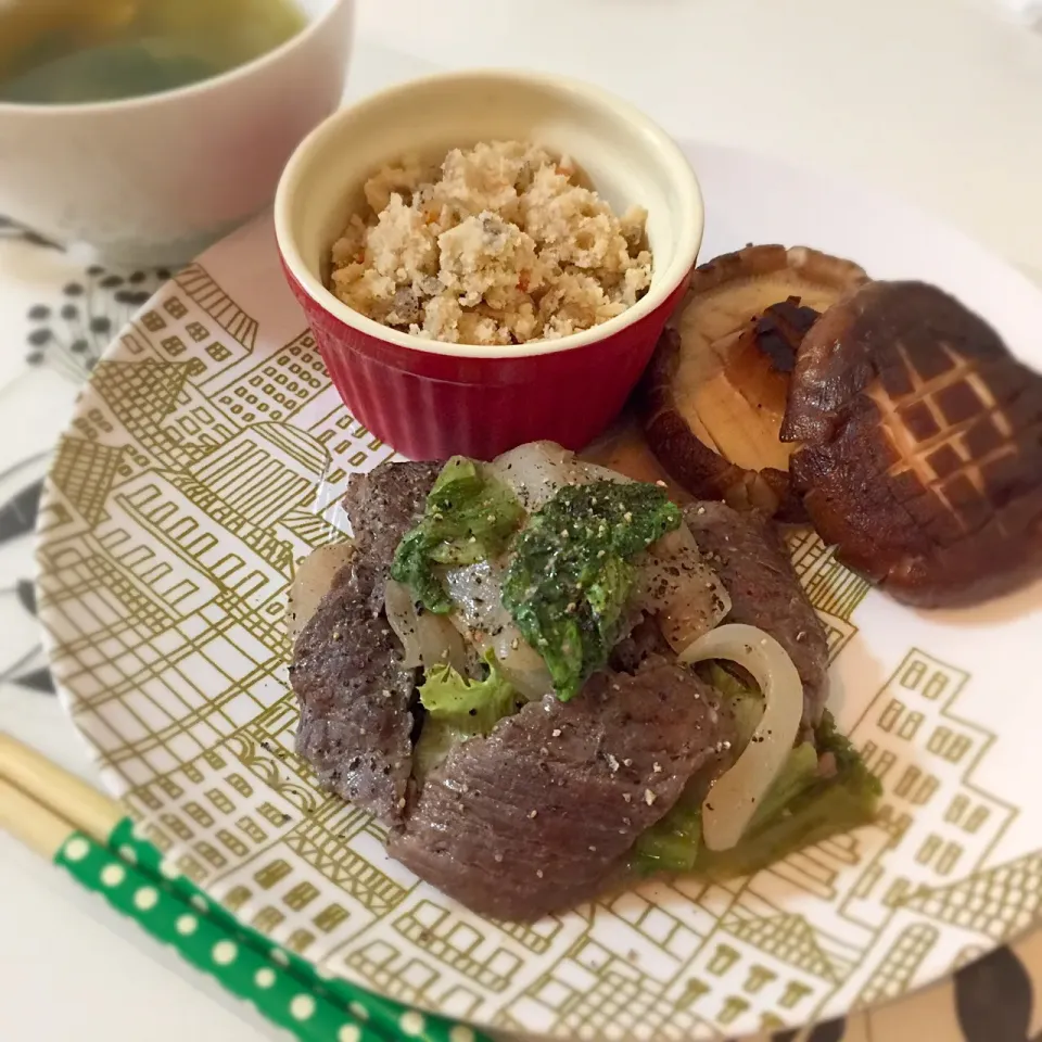 レタスと玉ねぎとハラミの炒め物🍽
椎茸のグリル🍄
おから
モロヘイヤのスープ🌱|manchiさん