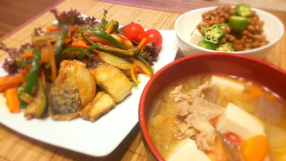 焼き鯖ｹﾁｬｯﾌﾟ甘酢餡かけ&豚汁～
の晩ごはん✨|kaz(*･ω･)さん