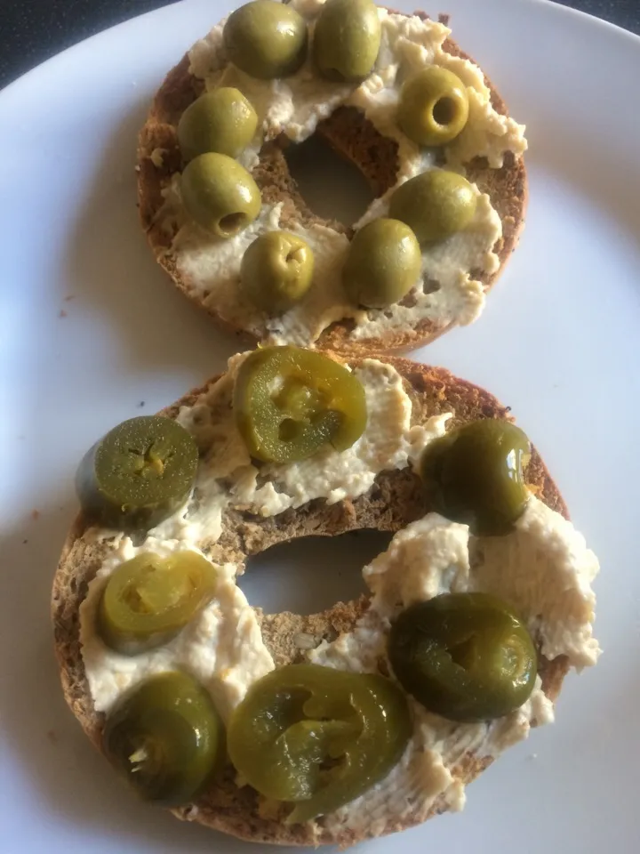 Bagels with houmous, olives & jalapeños|Nick Hiderさん