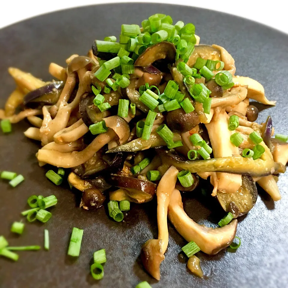 蒸しいためで茄子とキノコの味噌炒め|志野さん