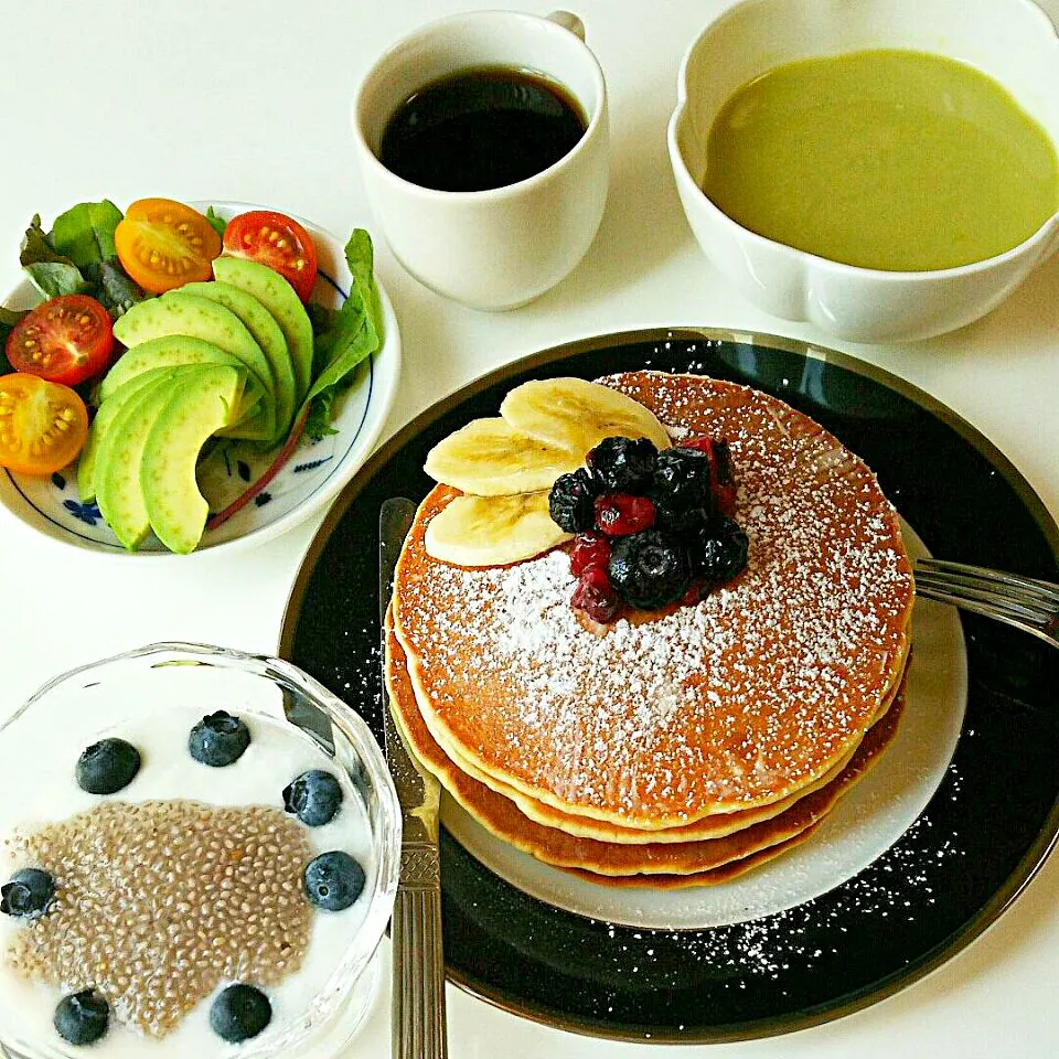 Snapdishの料理写真:⭐Breakfast🍴Pancakes ☕ ある日の朝ごはん🌄🍴 むしょうにパンケーキ食べたかったんです。#うちごはん #おうちごはん #モーニング#コーヒー   #ホワイトチアシード|まめさん