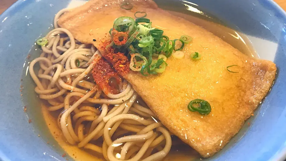 早めの昼食は阪急蕎麦🍜阪急蕎麦での油揚げの乗った蕎麦の呼称は関西での通常の『たぬき』ではなく関東などの通称の『きつね』という不思議🤔|にゃあ（芸名）さん