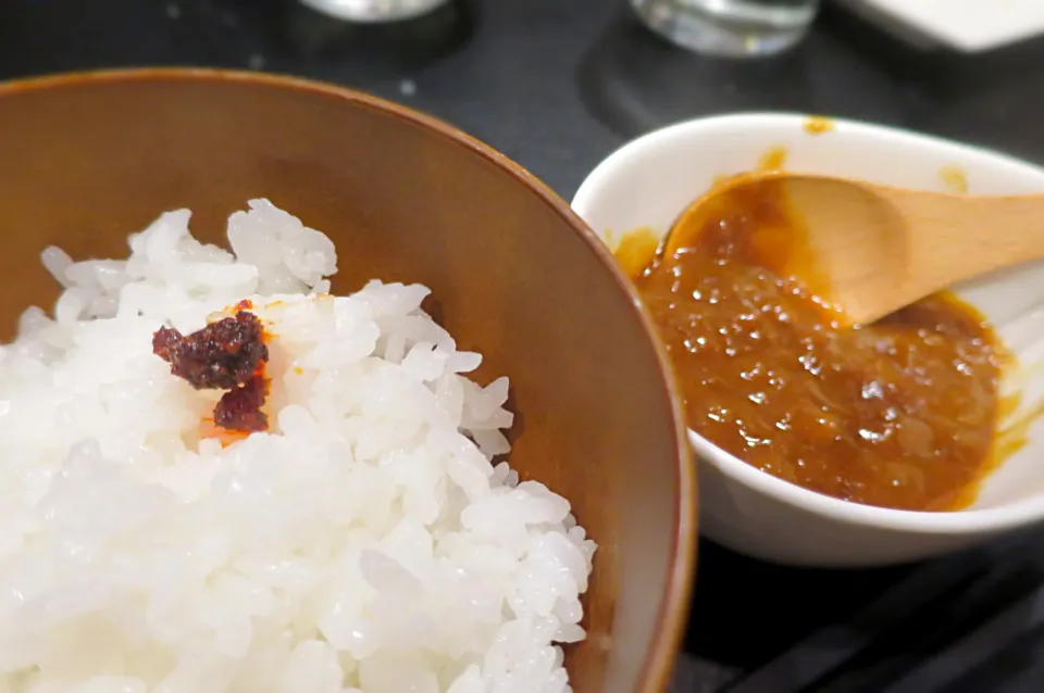 アツアツご飯にラー油を乗っけて、カレー！|Mickeeさん