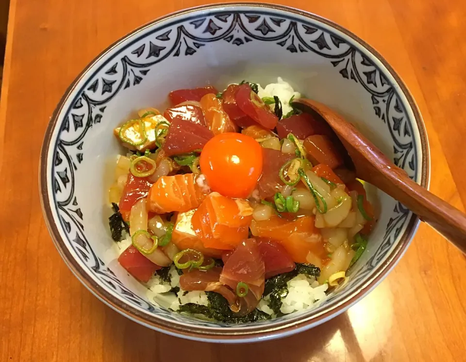 海鮮ユッケ丼🎶
マグロ&サーモン&イカ   半分食べて 納豆投入‼️|みゆさん