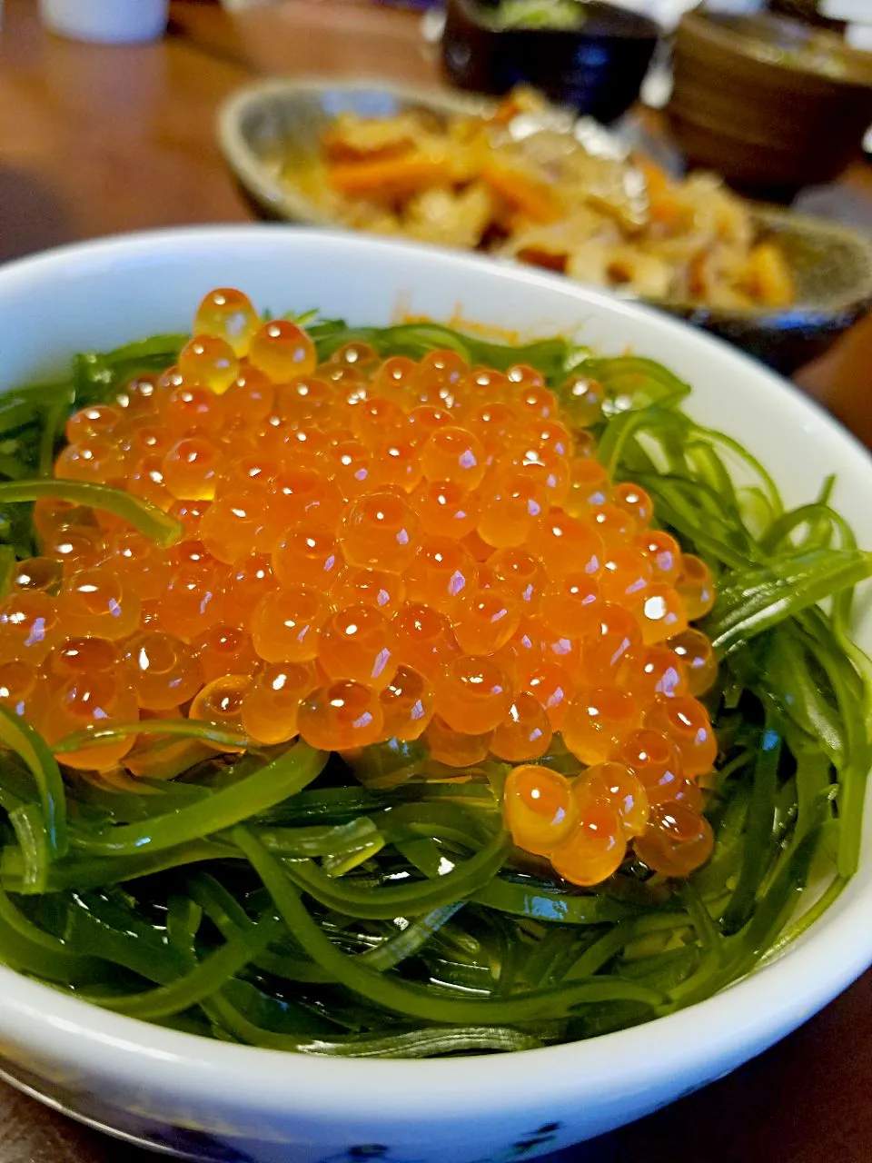 イクラ丼　お刺身昆布と共に🎵|ふりるさん