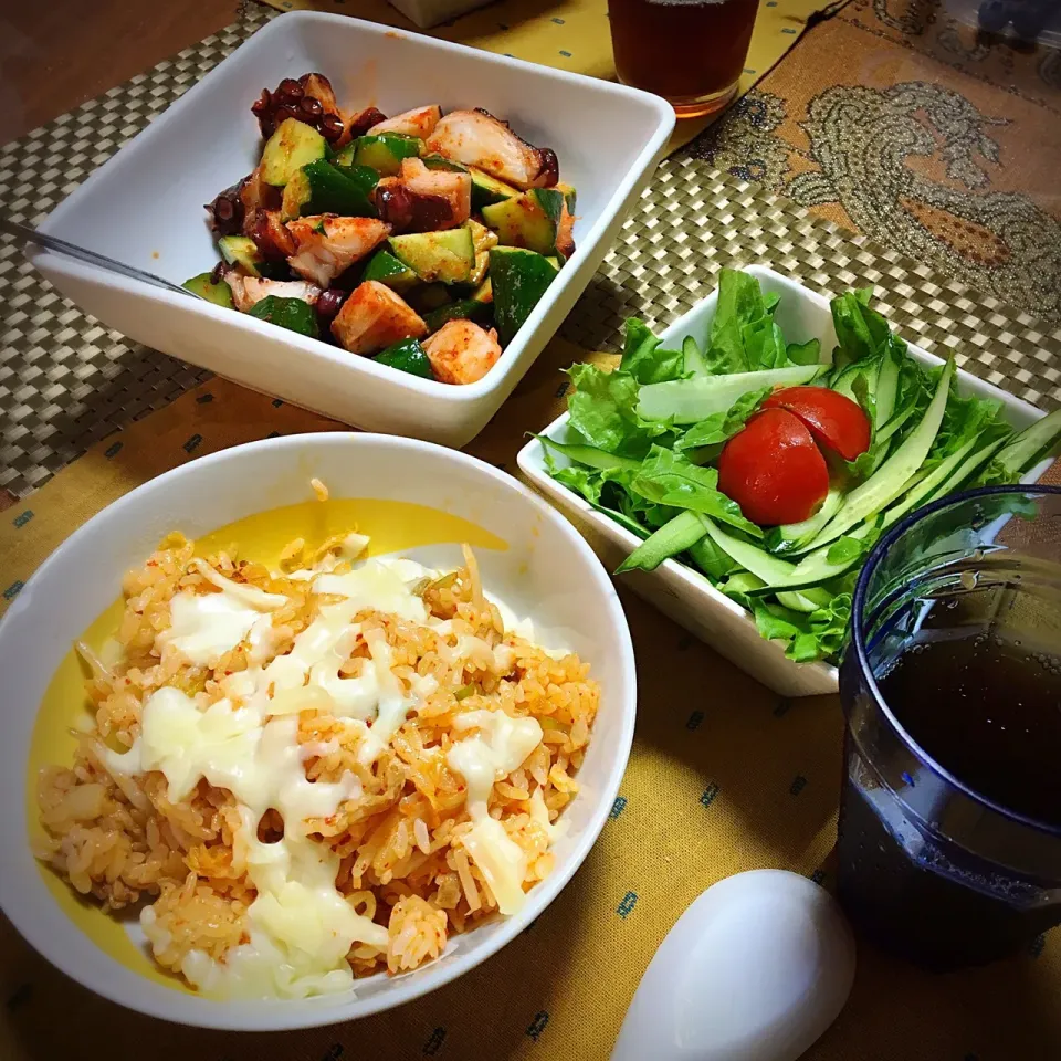 #お夕飯 #キムチ

今日のお夕飯です。
豚キムチ炒飯とタコキムチ🐙サラダ。

辛いクサい辛いクサい辛いクサい！！
豚キムチにはチーズを乗せました。|renharuruさん