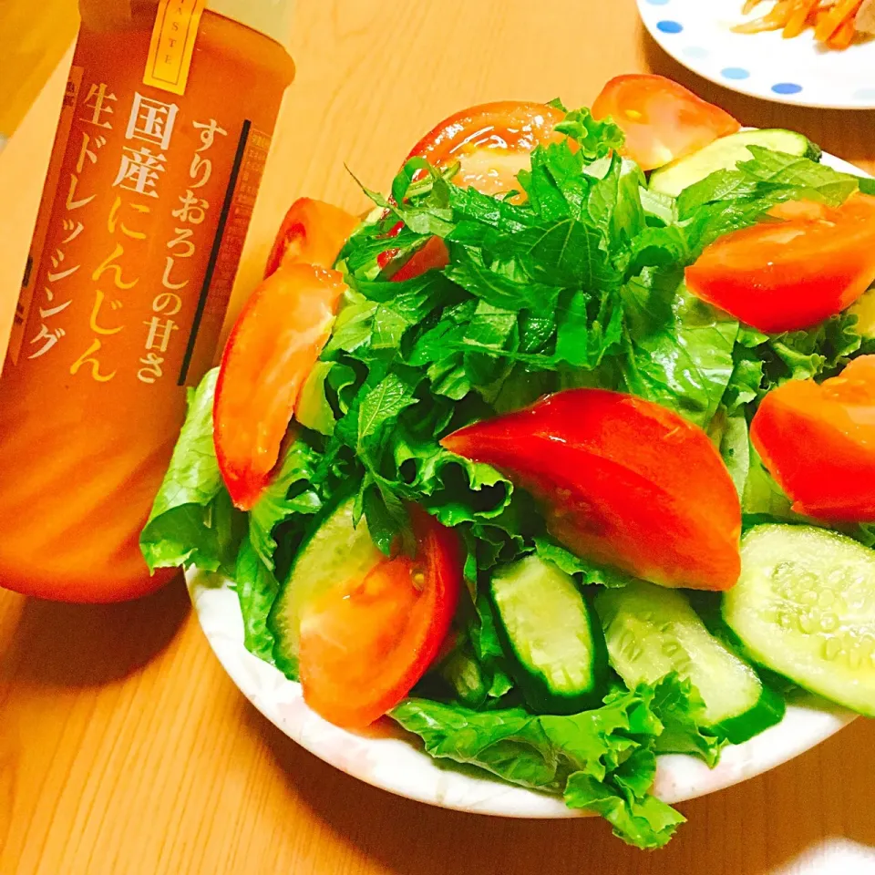 Snapdishの料理写真:にんじんドレッシングでサラダ🥕🥗|あすかさん