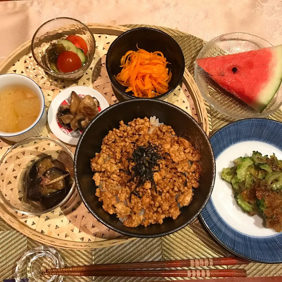 鶏そぼろ丼赤味噌だれ 暑い日は冷たいおかずで いただきます🙏😋冬瓜の冷やし鉢・なすの南蛮漬け・キャロットラペ・マッシュルームのマリネ・生もずくの酢の物・ゴーヤの唐揚げ・スイカ|mokoさん