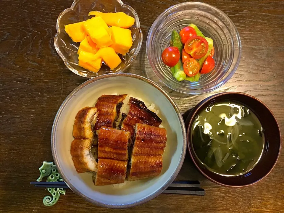 うな丼
トマトとオクラのサラダ
ワカメスープ
マンゴー|カドラさん