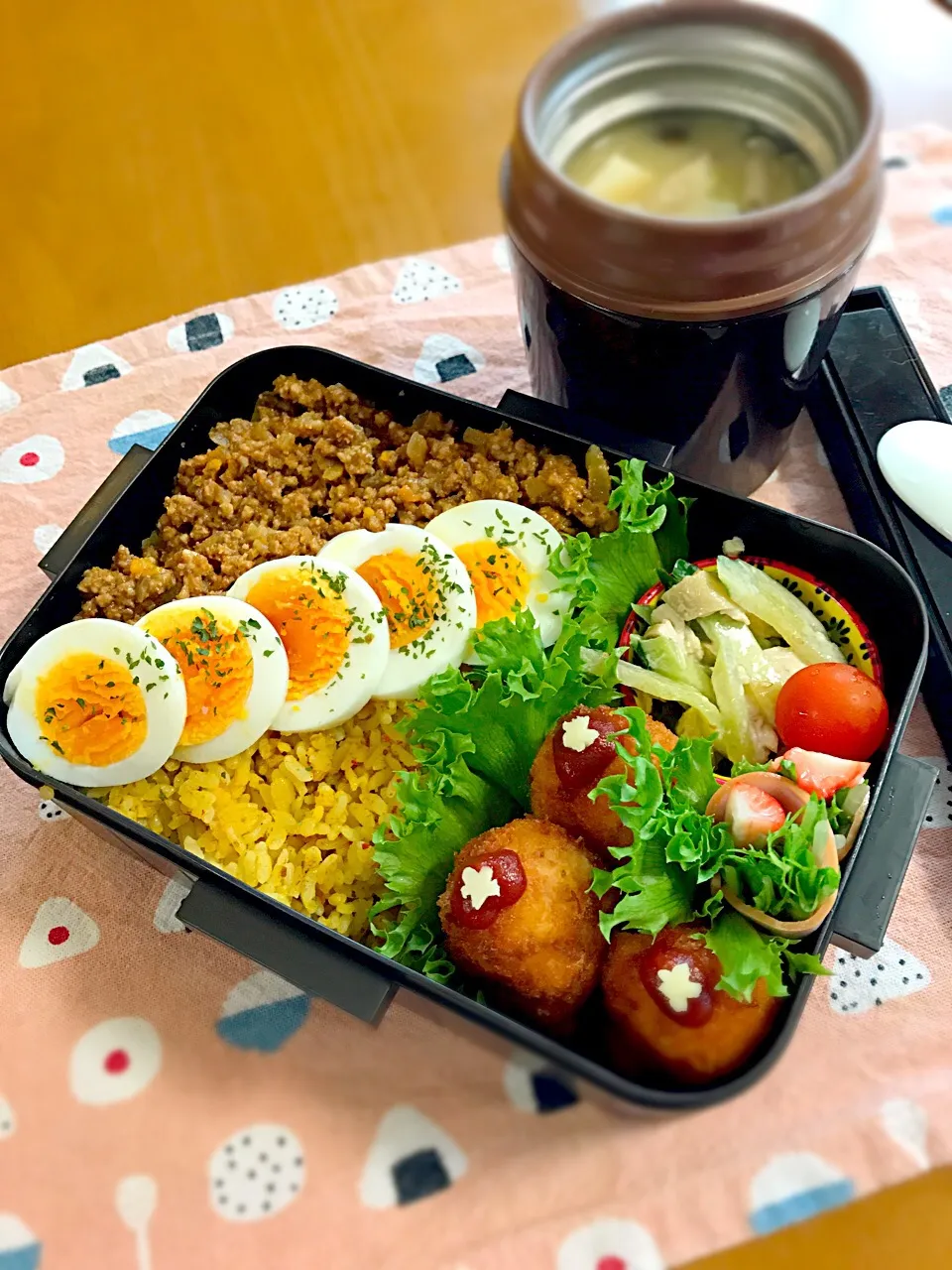 旦那ちゃん弁当🎶
ドライカレー
ウイン入りコロッケ
ハムサラダ巻き
きゅうりと鶏胸肉のマヨ和え
しめじとお豆腐のお味噌汁|BooBooさん