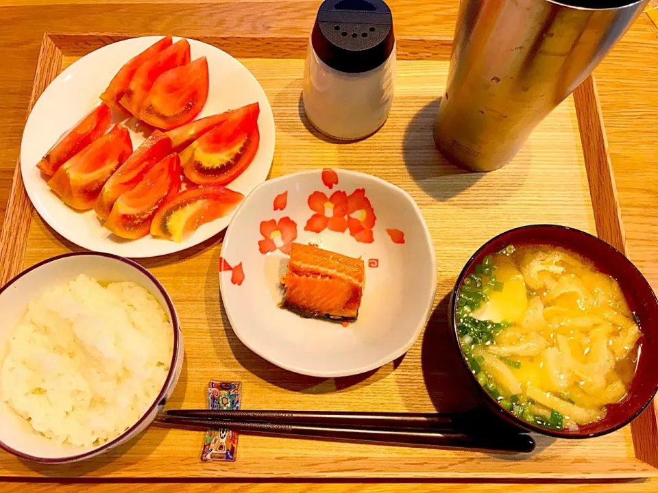 今日の朝飯！

#塩鮭 #ぼだっこ #トマト|茂木 和哉さん