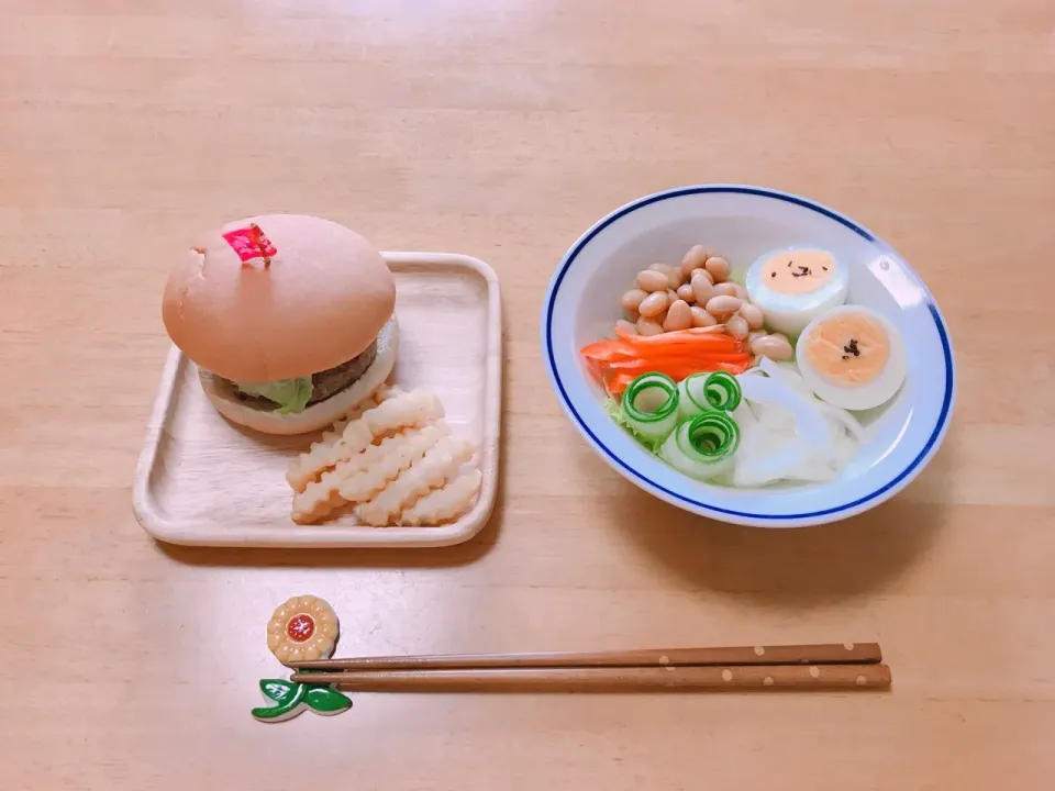 お昼ごはん
ハンバーガー
野菜サラダ|ちゃみこさん