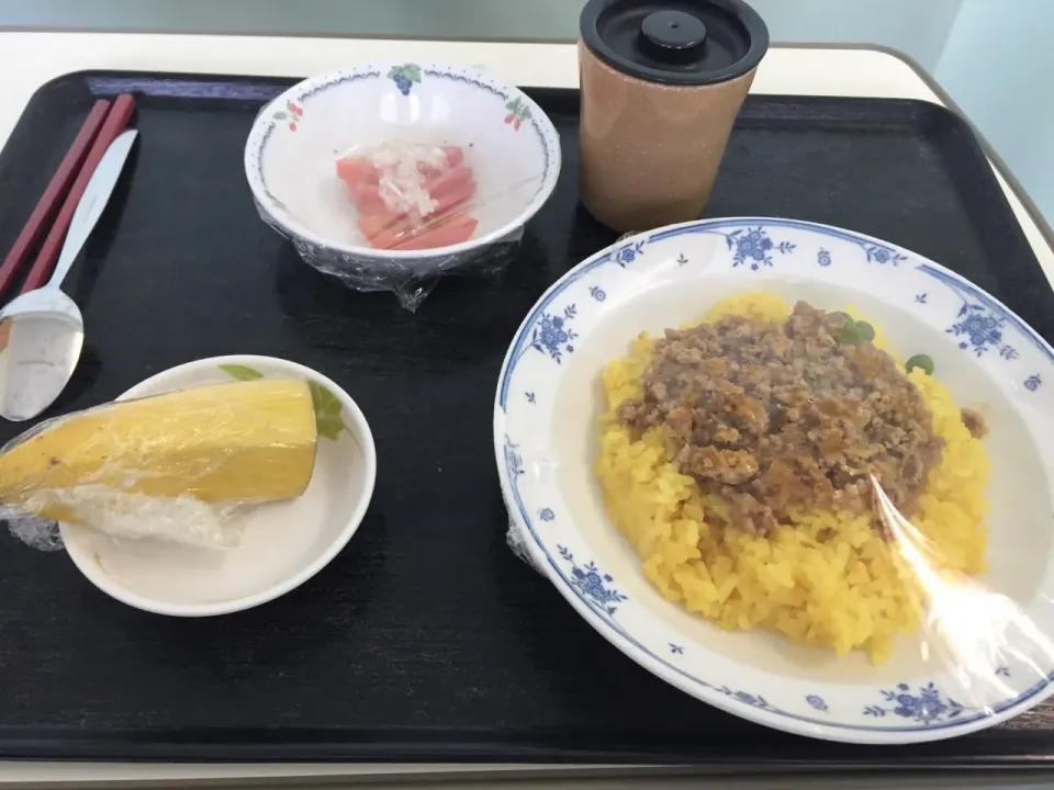 #入院飯 
6日目 昼食
ドライカレー
トマトサラダ
フルーツ|kubosovさん