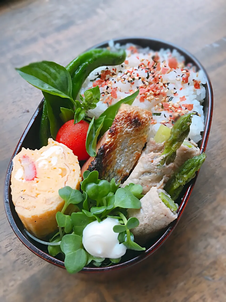 今日のお弁当
・アスパラ肉巻き
・塩シャケ
・カニカマ入出汁巻
・あまとう|akiさん