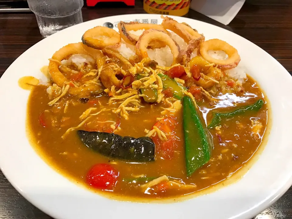 チキンと夏野菜カレーにイカ|マハロ菊池さん