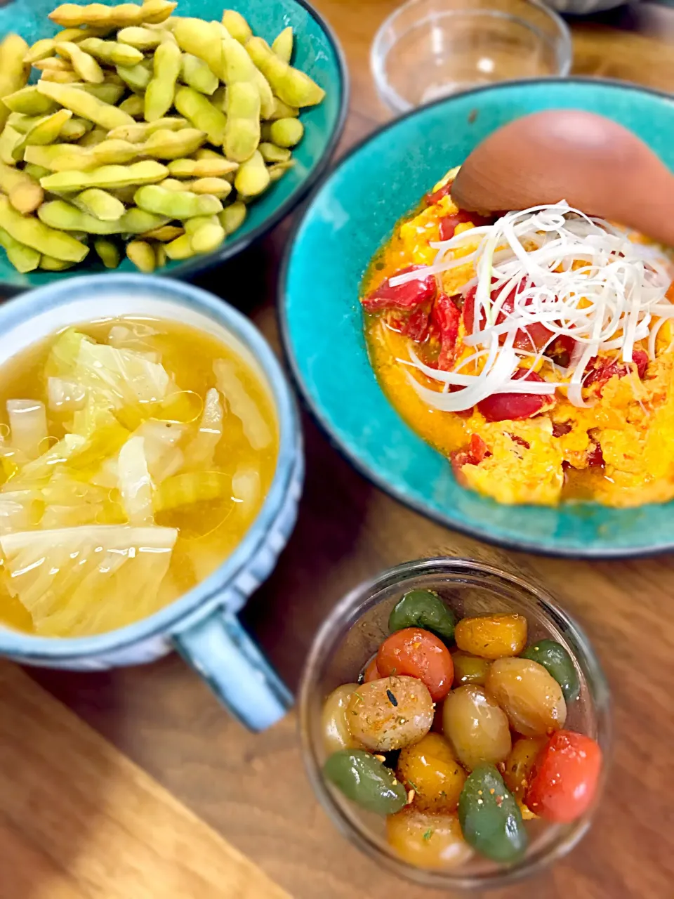 Snapdishの料理写真:蒸し枝豆、雷野菜蒟蒻、トマトと卵の炒め物🍅🥚、白菜のお味噌汁|長谷川裕子さん