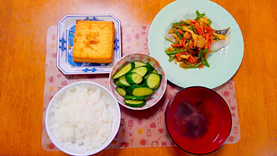 Snapdishの料理写真:７月２５日　鱈の野菜あんかけ　きゅうりの浅漬け　厚揚げ　わかめと梅のお吸い物|いもこ。さん