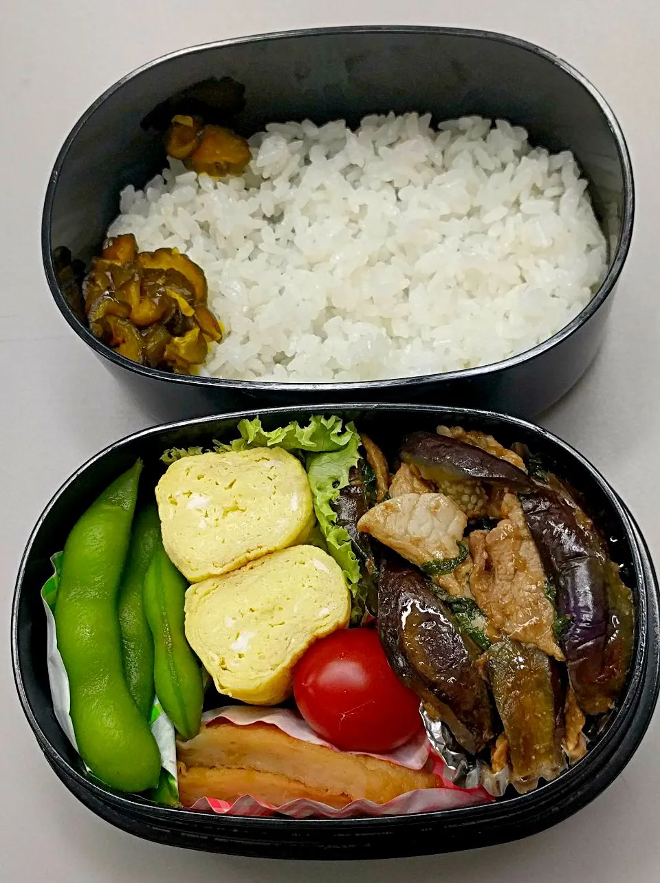 Snapdishの料理写真:🍱8月初日のサラメシは
    豚肉となすのピリ辛味噌炒め
    だし巻き卵
    生姜天煮
    枝豆|ニッパーさん