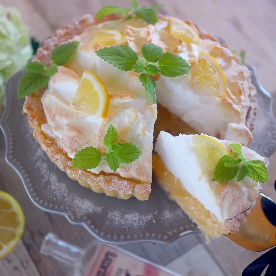 レモンタルト🍋
タルト生地の中はレモンカードを
そして その上にメレンゲを乗せて焼き上げました。
甘酸っぱくてサッパリしたタルトです🍋|みゆちん( @k.miyu0702 )さん