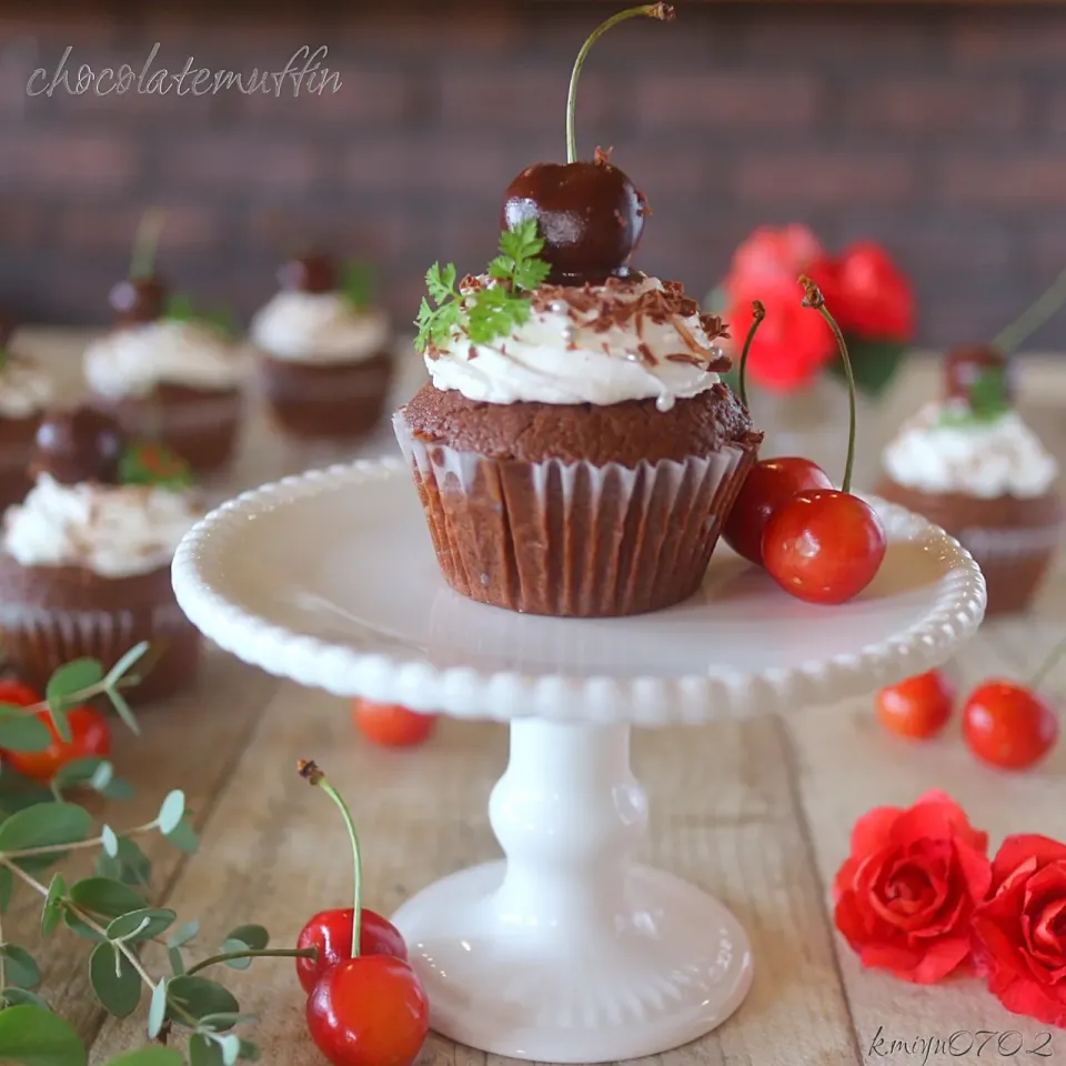 Snapdishの料理写真:さくらんぼのチョコレートマフィン🍒
濃厚チョコのマフィンに チョコでコーティングしたさくらんぼを乗せてみました🍒|みゆちん( @k.miyu0702 )さん