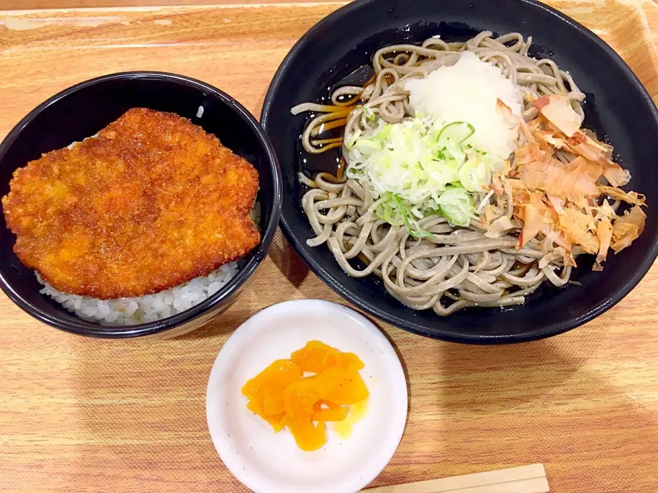 福井名物のソースカツ丼と越前おろし蕎麦。ミニですが。#福井名物#ソースカツ丼#越前おろし蕎麦#おろしそば|Shuji Ohnoさん