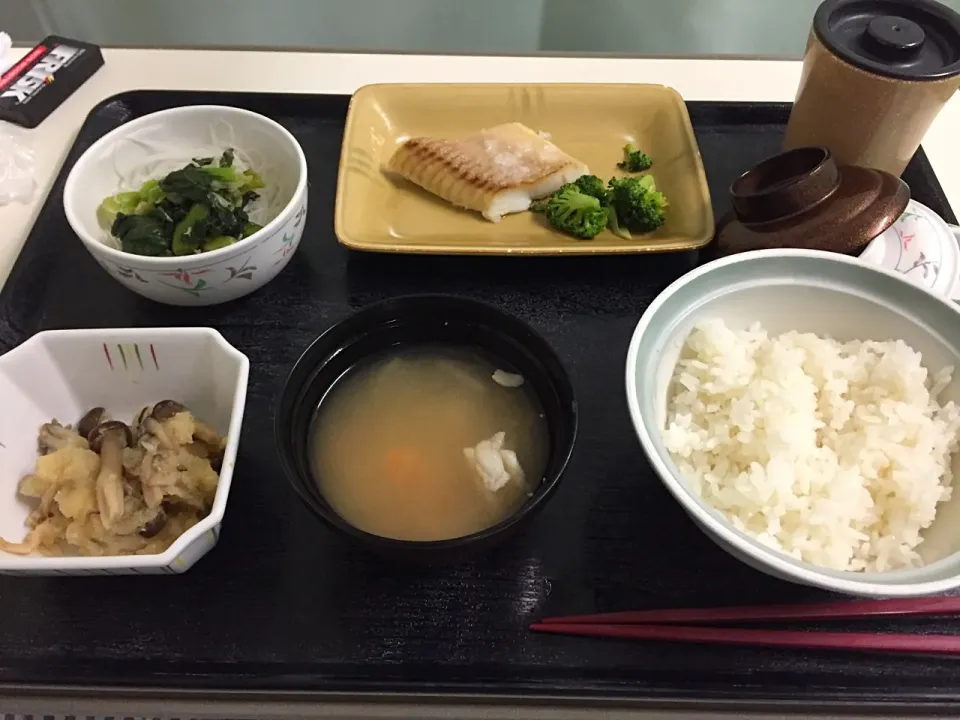 Snapdishの料理写真:#入院飯 
6日目 晩飯
ごはん
鰈ムニエル
チンゲンサイ炒め ビーフン
キノコおろし和え
豚汁|kubosovさん