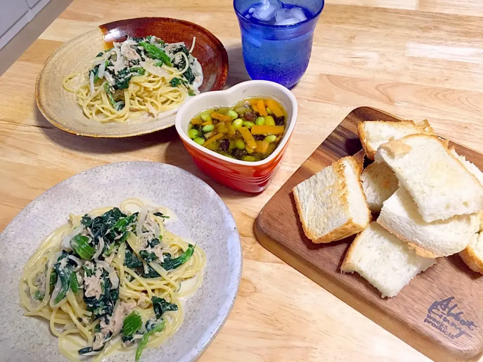 今日のランチ(*'ｪ`*)
炭水化物祭りじゃ〜♡
6種類のお豆さんのアヒージョ‼️
朝焼きゴマ食パン🍞
ツナとほうれん草のクリーム醤油パスタ|さくたえさん