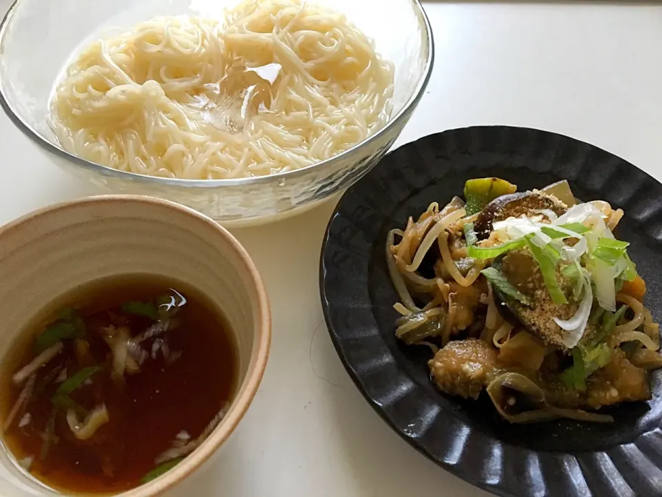 暑い…竜田揚げしようと思ったけど無理やった…😩
暑い日にはそうめん！そして夏野菜と豚肉の味噌炒め！にんにくとごま油で食欲を高める٩( 'ω' )و|KKOさん