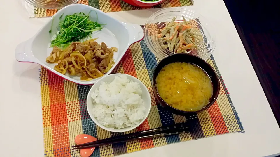 今日の夕食　豚肉のしょうが焼き、ごぼうサラダ、麦ご飯、じゃがいもと玉ねぎの味噌汁|pinknari🐰🌈さん