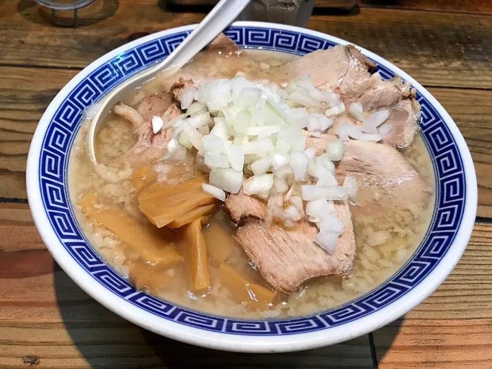 背脂煮干し焼豚ラーメン|マハロ菊池さん