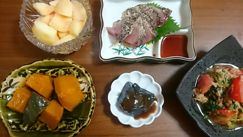 Snapdishの料理写真:鰹たたき、南瓜煮物、黒ごま豆腐、ほうれん草トマトツナサラダ、白桃|アンジェさん