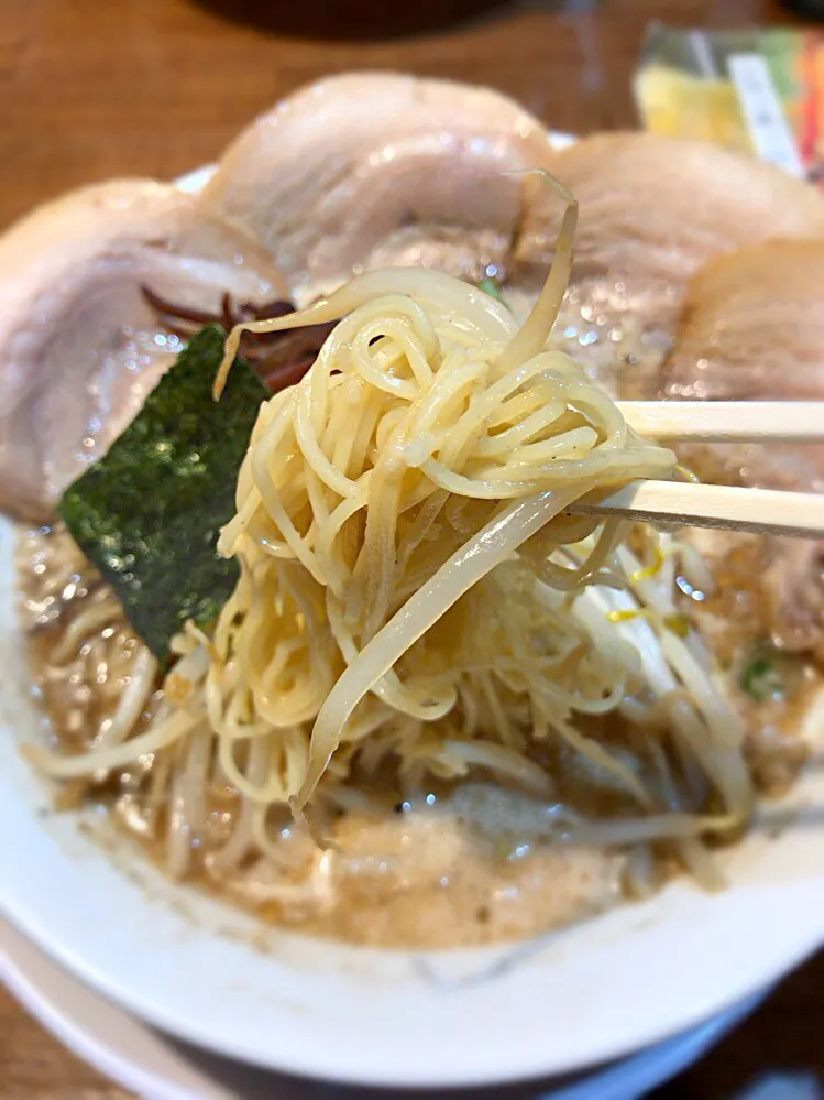 Snapdishの料理写真:哲麺のとんこつチャーシューにもやしをトッピングして、いただきまーす♪|ASuzukiさん