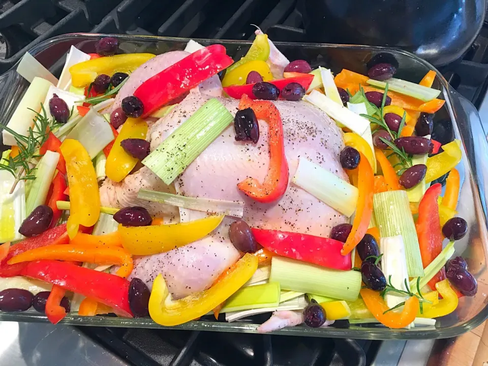 Ready to roast👩🏼‍🍳
Mediterranean Chicken with leeks, tricolor bell peppers and pitted kalamata olives, fresh rosemary and lemon and lotsa extra virgin olive oil|🌺IAnneさん