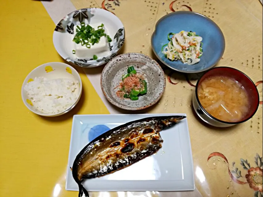 Snapdishの料理写真:晩ごはん
　さんま開き
　モヤシ豆苗ちくわの辛子マヨ和え
　オクラおひたし
　冷奴
　白菜薄あげお味噌汁|korinoさん