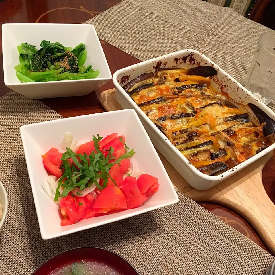 今日の晩御飯(๑´ڡ`๑)もち麦入りご飯、鯖と茄子とパプリカのカレーチーズ焼き、小松菜の胡麻和え、トマトと新玉の大葉サラダ、水菜と豆腐のチキンスープ|mayumiさん