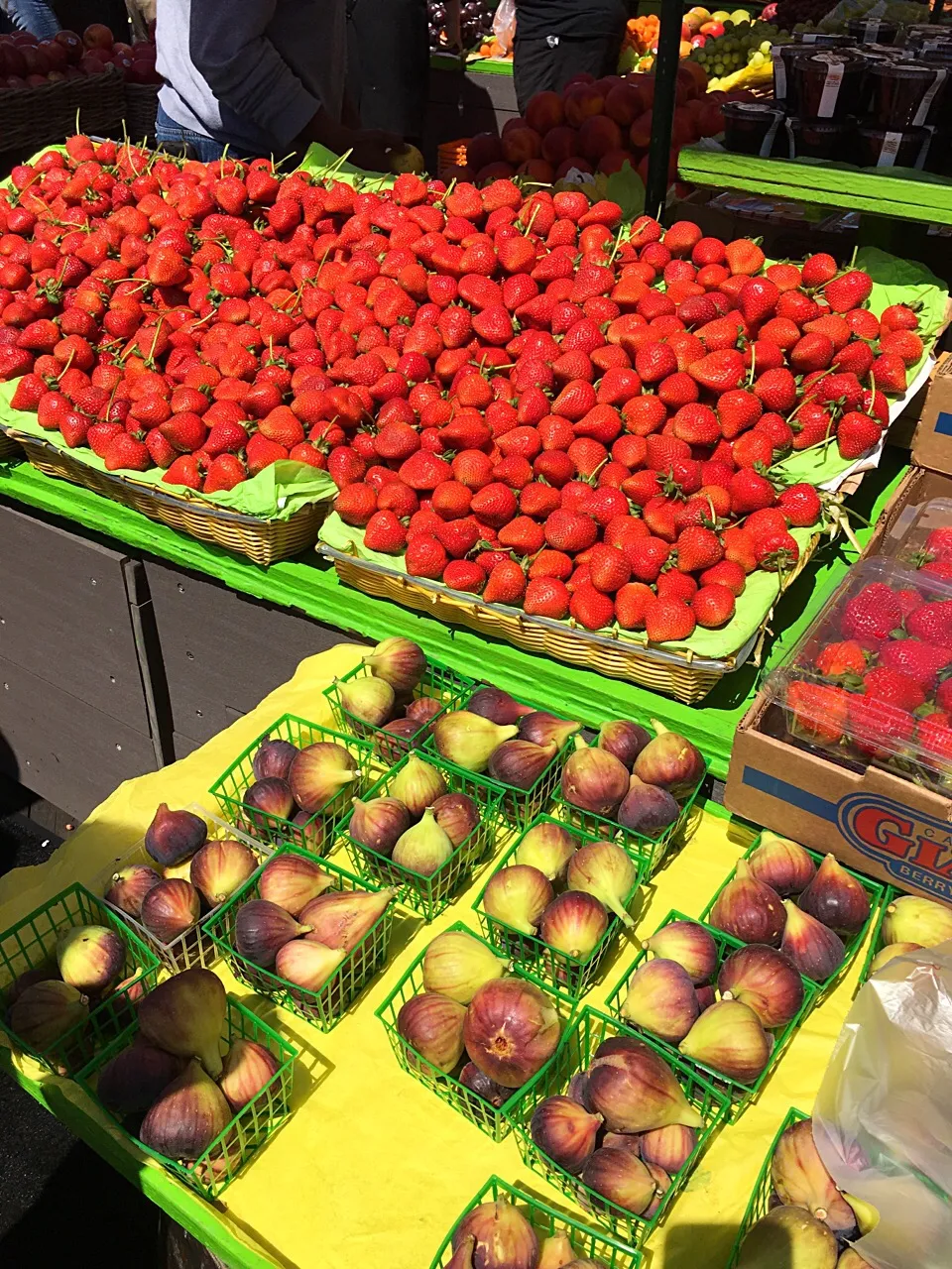 Fresh figs and sweet strawberries🍓|🌺IAnneさん