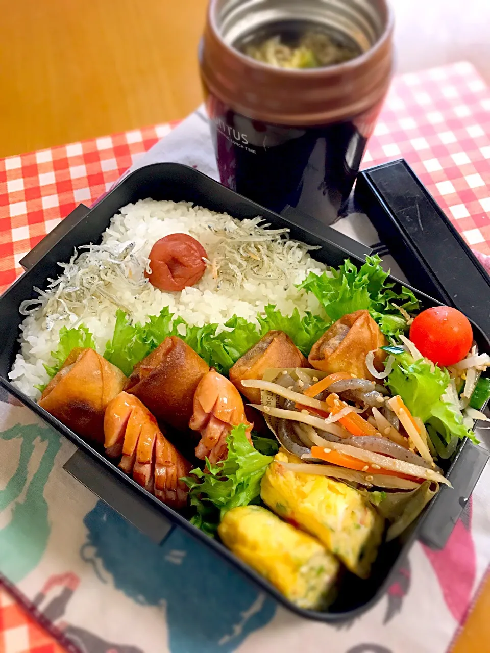 Snapdishの料理写真:旦那ちゃん弁当🎶
カレー春巻き
ウイン
きんぴら
もやしサラダ
豆苗カニカマ入り卵焼き
冬瓜のかき玉汁|BooBooさん