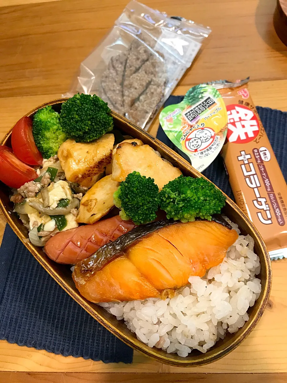 パパたろ弁当🍱

ごはん
塩鮭
塩麻婆豆腐
鶏肉のレモン醤油
ブロッコリー
ミニトマト
ソーセージ|ひななぎさん