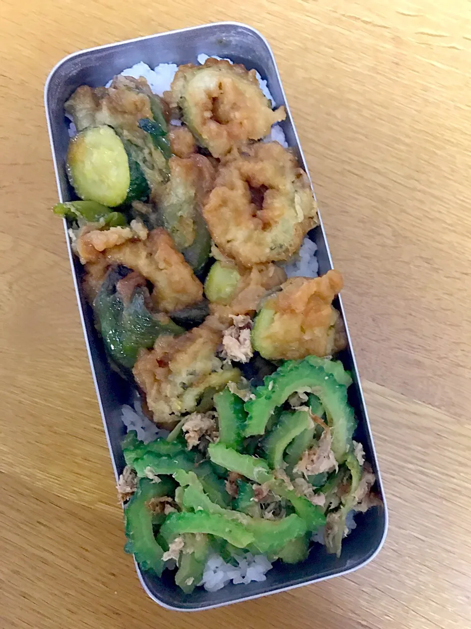 夏野菜の天丼とゴーヤのツナ炒め弁当。パパ仕事弁。|めぐりんさん