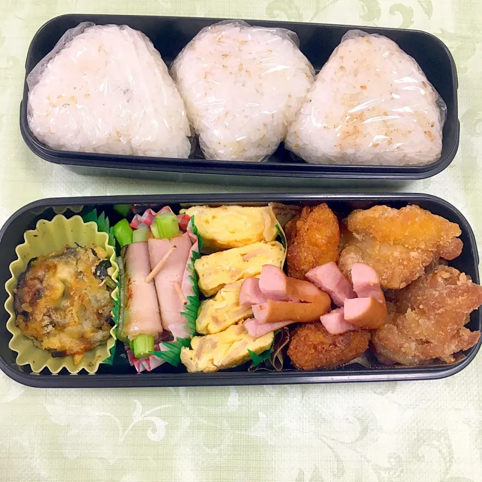 息子のお弁当 唐揚げ トンカツ お花ウィンナー オムレツ風卵焼き アスパラベーコン ひじきのグラタン|keitakumamaさん