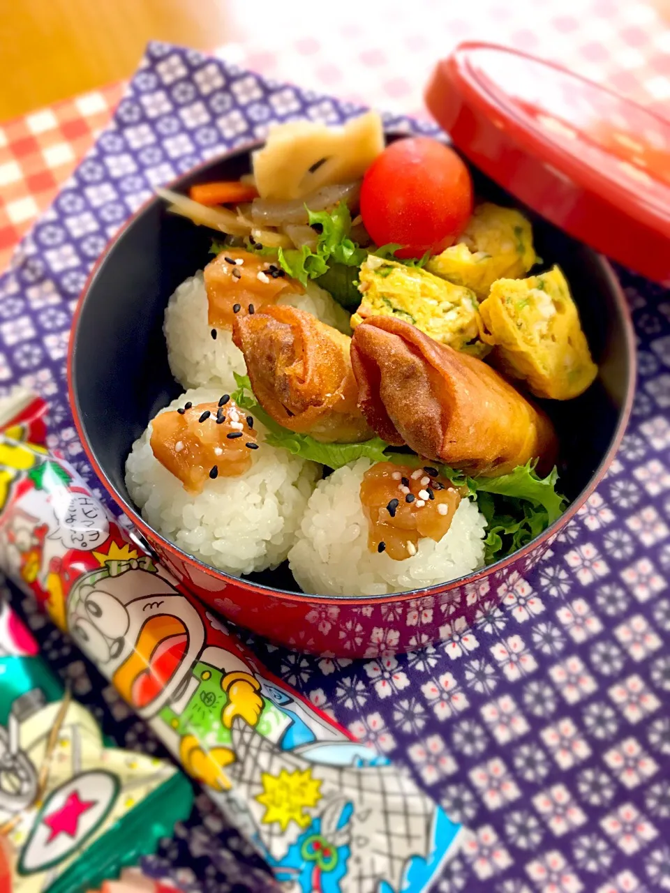 ワタクシ弁当🎶
梅干し〇おにぎり
カレー春巻き
豆苗カニカマ入り卵焼き
きんぴら
うまい棒←おやつ|BooBooさん