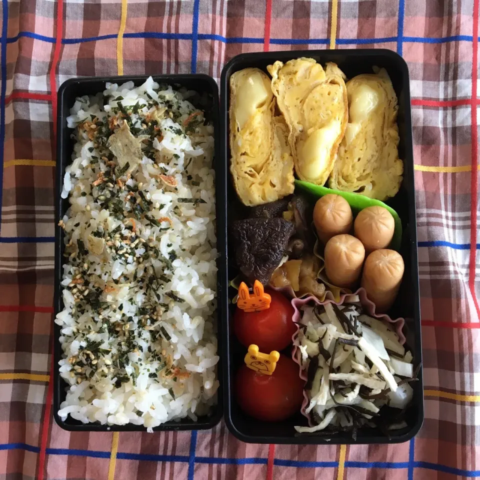 8/2
チーズ🧀入り卵焼き🥚
キャベツとひじきのサラダ
しいたけの塩レモン🍋ソテー
おさかな🐟ソーセージ
ミニトマト🍅|aichanさん